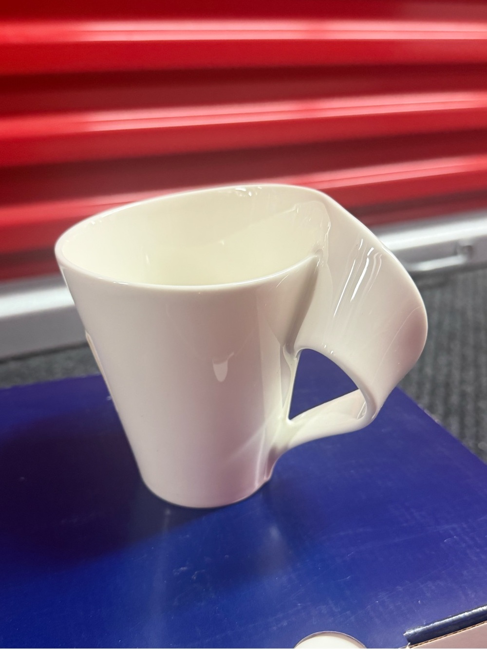 Villeroy & Boch White Ceramic Mug with Sculpted Loop Handle
